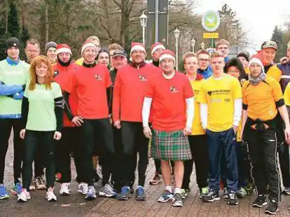 Letzte Etappe beginnt in Hoyerswege: die Teilnemer des Benefiz-Laufes um den Extremsportler John McGurk (Bildmitte, im Schottenrock).  Gerd von Seggern (rechts) hatte eifrig f&uuml;r das Event geworben