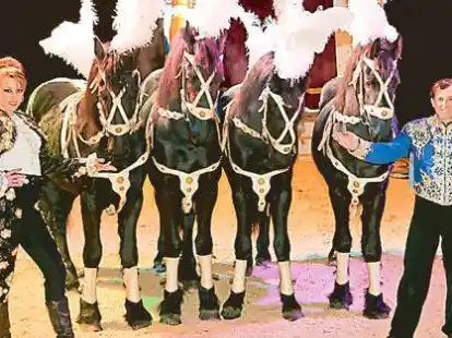 Stars in der Manege: Monique und Vater Karl-Heinz Renz mit ihren Hengsten.