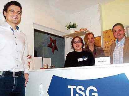<p>Stehen f&uuml;r Inklusion bei der TSG Hatten-Sandkrug: (v. l.) Vereinsmanager Robert Langner, Praktikantin Alexandra Post,  Sabine Munkewarf von der Gesch&auml;ftsstelle und Finanzvorstand J&ouml;rg Skatulla.</p>