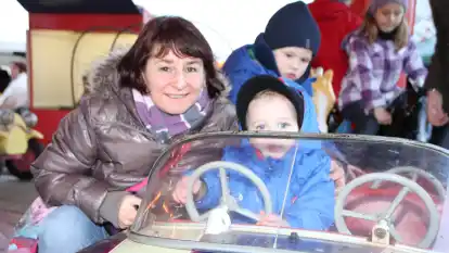 Zahlreiche G&auml;ste lockte es am dritten Advent auf den Bookholzberger Weihnachtsmarkt. Die Organisatoren von 