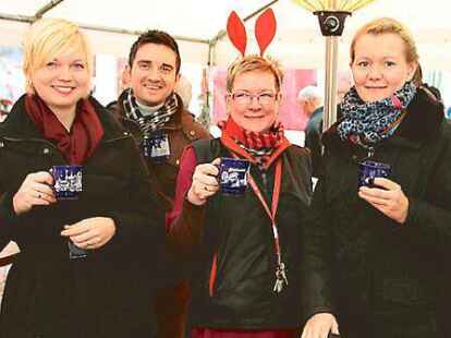&bdquo;Der Gl&uuml;hwein schmeckt&ldquo;: Siglinde Lederbach (3.v.li.) mit Marktbesuchern.
