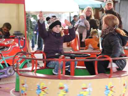 Zahlreiche G&auml;ste lockte es am dritten Advent auf den Bookholzberger Weihnachtsmarkt. Die Organisatoren von 