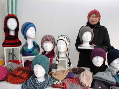 Zahlreiche G&auml;ste lockte es am dritten Advent auf den Bookholzberger Weihnachtsmarkt. Bei Renate Ranitz gab es Strickwaren.