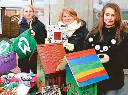 Sch&uuml;lerfirma im Einsatz: Jaqueline Littek, Lina Beiersdorf und Janina Schr&ouml;der (von links)