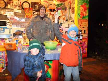 Viel los war am Wochenende auf dem Weihnachtsmarkt Bookholzberg. Jonas (8) gewann an der Losbude von Marcel Mantau.