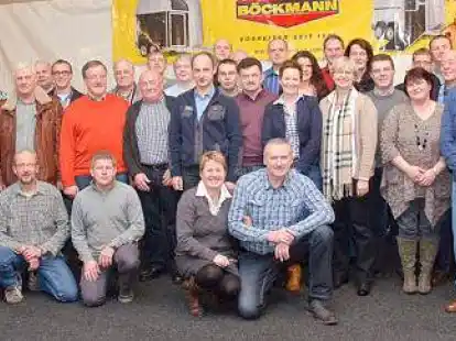 Zahlreiche Mitarbeitende aus den Jahren 2011, 2012 und 2013 zeichnete Gesch&auml;ftsf&uuml;hrer Klaus B&ouml;ckmann (zweiter von rechts) im Rahmen der Weihnachtsfeier f&uuml;r ihre langj&auml;hrige Betriebszugeh&ouml;rigkeit aus.