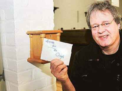 Der Brief, der im  diesem  Opferstock steckte:   Pfarrer Mario Testa  zeigte ihn am Donnerstagmittag in der  Ahlhorner Christuskirche.  Auf dem  Umschlag stehen nur  vier Worte: &bdquo;Spende f&uuml;r die Orgel&ldquo;.(Schrift nachgezeichnet)..