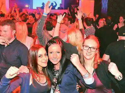 <p>        H&auml;nde zum Himmel: Auf der NWZ  -Inside-Silvesterparty riss die Musik der  erfahrenen Oldenburger DJs TeeCee und Kevmaster, der Hamburger MC und Entertainer Big Boy Timmy die G&auml;ste  mit. Veranstaltungsort waren die beiden  miteinander verbundenen Lokale  Eleven und  Kult an der Wallstra&szlig;e.     </p>