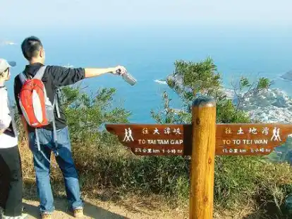 <p> Belohnt f&uuml;r ihre M&uuml;he werden Wanderer in Hongkong mit der grandiosen Aussicht auf Teile der Stadt. Immer wieder finden sich Aussichtspunkte (oben). &ndash; Wer sich nach einer Wandertour erholen will, legt sich einfach an einen der 41 &ouml;ffentlichen Str&auml;nde Hongkongs (kleines Bild).</p>