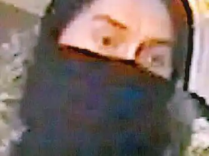 Nach diesem vermummten   Mann l&auml;uft die polizeiliche Fahndung.