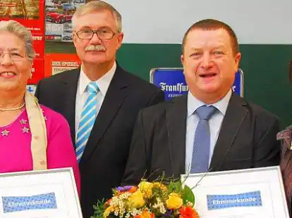 <p>        Lina Walter (links) war die Frau des Jahres 2012 in Elsfleth, Johann Driefholt (3. von links) wurde Mann des Jahres geehrt. Es gratulierten B&uuml;rgermeisterin Traute von der Kammer und NWZ  -Redakteur Ulrich Schl&uuml;ter.    </p>