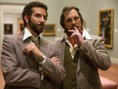 Mit zehn Nominierungen ein gro&szlig;er Oscar-Favorit: &bdquo;American Hustle&ldquo;. Hier mit  den Schauspielern Bradley Cooper  und Christian Bale in einer Filmszene.