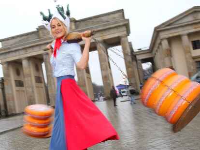 Mit einem Tragejoch transportiert K&auml;sem&auml;dchen Floor vor dem Brandenburger Tor in Berlin den frischen Gouda zur Gr&uuml;nen Woche.