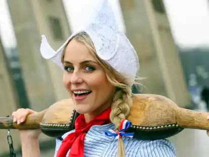 Ewig jung: Holland pr&auml;sentiert die neue Frau Antje, Floor Schothorst,  vor dem Brandenburger Tor in Berlin.