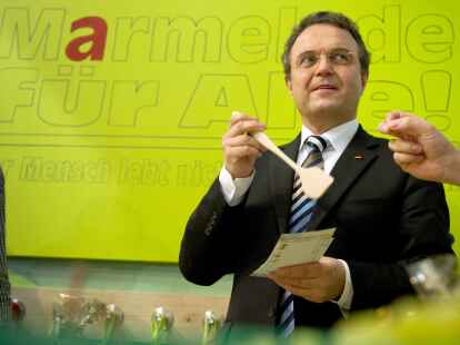 Bundeslandwirtschaftsminister Hans-Peter Friedrich (CSU) bekommt am Donnerstag auf der Gr&uuml;nen Woche in Berlin einen R&uuml;hrl&ouml;ffel geschenkt.