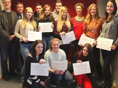 &Uuml;bergabe der Zertifikate: Schulsozialarbeiter Burkhardt Horn und Schulleiter Gerd Kip (hinten, v. li.) und Lehrerin Elisabeth L&uuml;cken (3. v. re.) gratulierten den Sch&uuml;lern.