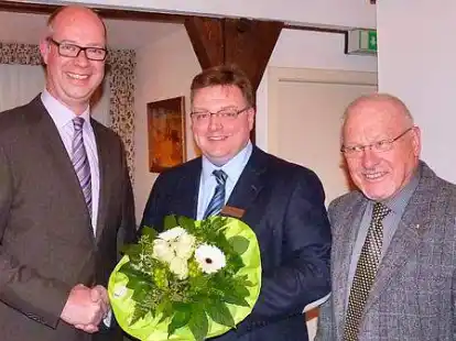 Blumen f&uuml;r die erneute Ernennung: Christian Wandscher (von links) mit CDU-Vorsitzendem Dr. Ulf Burmeister  und Versammlungsleiter Horst Hauschild