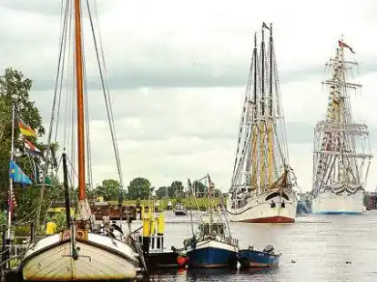 Vor zehn Jahren liefen die &bdquo;Statsraad Lehmkuhl&ldquo; (rechts) und die &bdquo;Gro&szlig;herzogin Elisabeth&ldquo; gemeinsam die Elsflether Kaje zur Jubil&auml;umsfeier an.