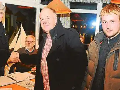 Alfred Rausch (von links) bedankt sich im Namen des Wassersportvereins bei Klaus und Bosse Krug f&uuml;r den Einsatz vor dem Vereinsjubil&auml;um.