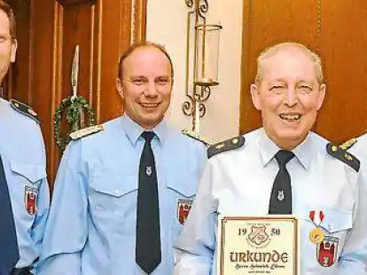 Ehrungen bei der Jahreshauptversammlung: (v on links)  Jens Kuraschinski, Martin Posenauer, Heinrich Eilers und Hartmut Frerichs.