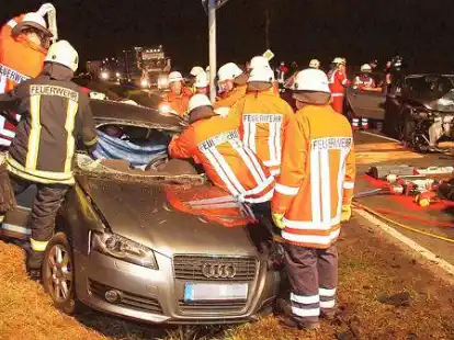 Nach einem Verkehrsunfall waren  zwei Schwerverletzte  in ihrem Pkw eingeklemmt (im Vordergrund), eine weitere Person wurde in dem anderen Wagen (hinten rechts) verletzt.