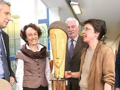 Austausch im  Angesicht der   Kunstwerke: B&uuml;rgermeister Thorsten Schmidtke (von links) er&ouml;ffnete die Ausstellung von Christiane Senft und Frauke Peters. Im Hintergrund Rolf Jessen, rechts Amtsleiterin Antje Oltmanns.