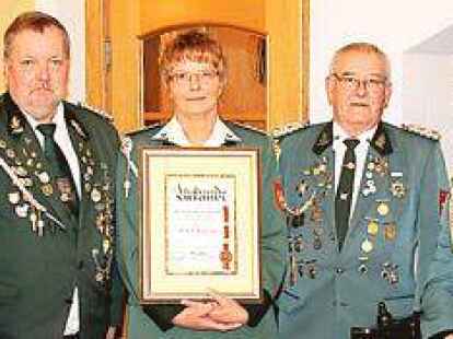 Der Vorstand des Sch&uuml;tzenkreises freut sich mit Gisela Hinrichs (5.v.l.) und Dennis Kramer (r.) &uuml;ber die Erfolge, (v.l) Maria Eilers, Heinz Wolke, Horst Winkelmann, Wilfried Riek, Heinz-Georg Prahm und Olaf Eilers.