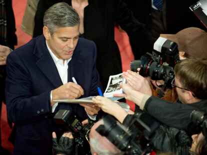 Alle Fotografen st&uuml;rzten sich auf den Superstar. Und Autogramj&auml;ger waren nat&uuml;rlich auch dabei.