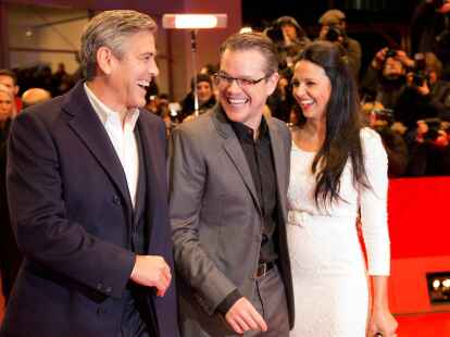 Alter Charmeur:  George Clooney hat Spa&szlig; mit Filmpartner Matt Damon und dessen  Ehefrau Luciana Barroso.