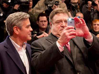 Hier schaut er gespannt seinem Filmpartner John Goodman beim Fotografieren zu.