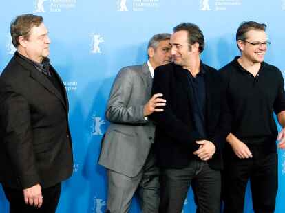 Und ein Spa&szlig;vogel ist er nat&uuml;rlich auch. Hier versteckt er sich hinter Filmpartner Jean Dujardin, w&auml;hrend John Goodman (links)  irritiert schaut.  Matt Damon scheint es dagegen zu am&uuml;sieren.