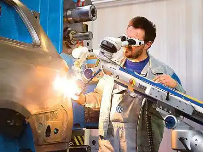 Das Emder VW-Werk will sowohl &ouml;konomisch wie auch &ouml;kologisch Vorreiter sein (im Bild Mitarbeiter Steffen Schildhauer mit einem neuen Laserschwei&szlig;roboter im  Presswerk)