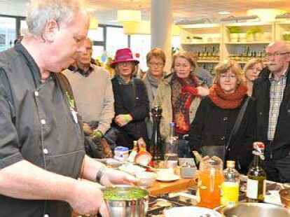 Warten auf den Probierteller: Jochen Thoss kochte eine Erbsensuppe mit Nordseekrabben.