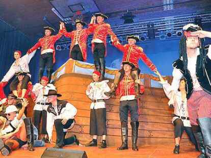 In der Festhalle vor Anker gegangen: die M&auml;nnergarde mit S&auml;nger Oliver Heyer (rechts) im Piraten-Kost&uuml;m
