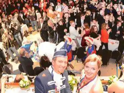 Blick auf den Hofstaat in der Festhalle: Timo I. und Michaela I. mit Ehrendamen auf der Empore