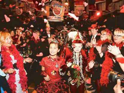 Im Konfettiregen aus roten Herzen: Prinzessin Isabella I. und Prinze Janne I. beim Einmarsch