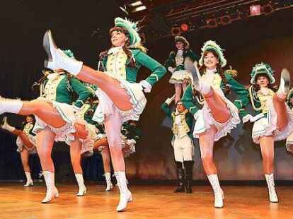 Schwingen ihre Beinen zum Live-Gesang von &bdquo;Peter Wackel&ldquo;-Double Dennis Hoppe: die T&auml;nzerinnen der Gr&uuml;nen Prinzengarde