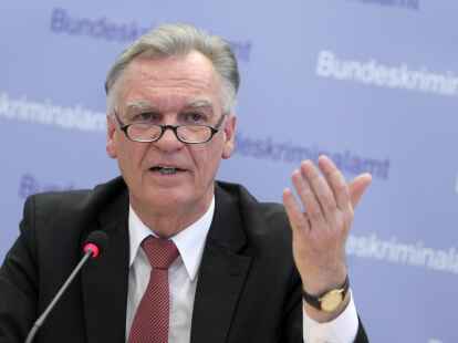 J&ouml;rg Ziercke (66): Der Leiter des Bundeskriminalamts widersprach Oppermanns Angaben &uuml;ber das gemeinsame Telefonat: Der oberste BKA-Mann betonte, er habe sich nicht zum Sachverhalt Edathy ge&auml;u&szlig;ert. Ziercke und Edathy waren sich im NSU-Untersuchungsausschuss begegnet: Edathy als Vorsitzender, Ziercke als Zeuge. Sie gerieten dort wegen der Rolle des BKA im Fall NSU aneinander.