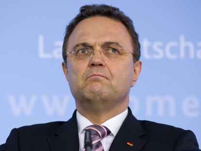 Hans-PeterFriedrich (56): Ende Oktober 2013 gab der CSU-Mann als Bundesinnenminister einen Hinweis des Bundeskriminalamts zu Edathy an SPD-Chef Sigmar Gabriel weiter. Gegen Friedrich richtet sich der Vorwurf des Geheimnisverrats. Seinen R&uuml;cktritt als Agrarminister begr&uuml;ndete er am Freitag auch mit schwindendem politischem R&uuml;ckhalt. Mit Blick auf die M&ouml;glichkeit, dass Edathy einen Posten in der neuen schwarz-roten Regierung h&auml;tte bekommen k&ouml;nnen, betonte er, er habe nur seine Pflicht getan.