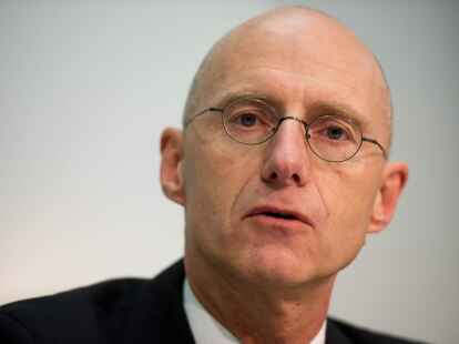 J&ouml;rg Fr&ouml;hlich (53): Der Leiter der Staatsanwaltschaft Hannover ging am vergangenen Freitag mit Details zu den Ermittlungen gegen Edathy an die &Ouml;ffentlichkeit. Es gibt nun eine Debatte dar&uuml;ber, ob die Durchsuchungen von B&uuml;ros und Wohnungen Edathys gerechtfertigt waren, obwohl wohl kein dringender Tatverdacht bestand. Auch dass die Ermittler viele Einzelheiten publik machten, ist eher ungew&ouml;hnlich. Edathys Anwalt legte Dienstaufsichtsbeschwerde gegen die Staatsanwaltschaft ein.