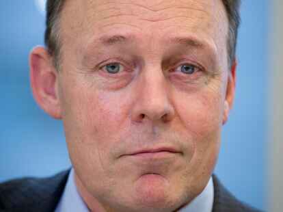 Thomas Oppermann (59): Am Donnerstag machte der SPD-Fraktionschef den Informationsfluss Friedrich - Gabriel - Steinmeier/Oppermann &ouml;ffentlich - und l&ouml;ste damit erst die aktuelle Koalitionskrise aus. Von Gabriel informiert, rief der damalige SPD-Fraktionsgesch&auml;ftsf&uuml;hrer nach eigenen Angaben bei BKA-Pr&auml;sident J&ouml;rg Ziercke an und lie&szlig; sich die Angaben nach eigener Aussage best&auml;tigen. Oppermann teilte auch mit, im Dezember Christine Lambrecht als neue Fraktionsgesch&auml;ftsf&uuml;hrerin informiert zu haben.