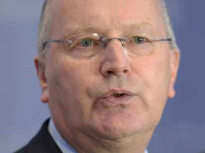 Klaus-Dieter Fritsche (60): Der damalige Staatssekret&auml;r im Bundesinnenministerium trug Friedrich im Oktober zu, dass Edathys Name bei internationalen Ermittlungen auf einer Liste aufgetaucht sei. Der Hinweis kam laut Regierung vom Bundeskriminalamt. Heute bekleidet Fritsche einen neu geschaffenen Posten im Bundeskanzleramt als Staatssekret&auml;r f&uuml;r die Belange der Geheimdienste.