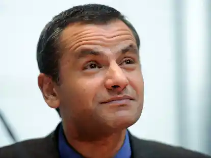 Sebastian Edathy (44): Von 1998 bis zu seinem Mandatsverzicht Anfang Februar sa&szlig; der Niedersachse im Bundestag, wo er sich Ansehen als Vorsitzender des NSU-Untersuchungsausschusses erwarb. In der Aff&auml;re um den Kinderpornografie-Verdacht r&auml;umte er &ouml;ffentlich ein, bei einer kanadischen Firma Material bezogen zu haben, das er f&uuml;r legal gehalten habe. Sein Mandat habe er aus Ersch&ouml;pfung niedergelegt &ndash; und weil er Ma&szlig;nahmen gegen ihn nicht ausschlie&szlig;en konnte. Laut Staatsanwaltschaft Hannover hat Edathy Bilder bzw. Sequenzen von unbekleideten m&auml;nnlichen Jugendlichen bestellt &ndash;  ein &bdquo;Grenzbereich zur Kinderpornografie&ldquo;.