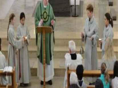 Ob nun Hilfe bei der Eucharistie oder einfach generell als Hilfe f&uuml;r den Pfarrer: &bdquo;Jetzt blo&szlig; nichts falsch machen&ldquo;, d&uuml;rfte sich der ein oder andere gedacht haben.