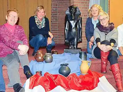 In Vorbereitung: Der  Weltgebetstag  wird  in Neerstedt (von links) von  Hildegard A&szlig;mann, Ingrid Rose, Carmen Spille, Marlies Schweers-Weihe, Ulrike Ullmann, Elisabeth Meyer und Helga B&uuml;rster gestaltet.