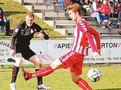 Bernd Gerdes (links, gegen Jakub Heidenreich vom SV Eichede) w&uuml;rde sich nach einem Erfolg mit dem BV Cloppenburg in Braunschweig auf   einen Sonderurlaub freuen d&uuml;rfen.