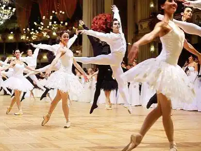 <p>Eleganter Auftritt: Ballettt&auml;nzerinnen und -t&auml;nzer  w&auml;hrend der Er&ouml;ffnungszeremonie des Wiener Opernballs</p>