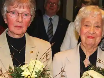 Blumen und viel Beifall: Gertrud P&ouml;pken (links) und  Irmgard Hobbie geh&ouml;ren dem Gemischten Chor Edewecht seit 66 Jahren an. Daf&uuml;r wurden wie am Sonnabend beim S&auml;ngerfest im Sch&uuml;tzenhof geehrt.