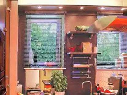 Licht und Farbe peppen die alte K&uuml;che auf.