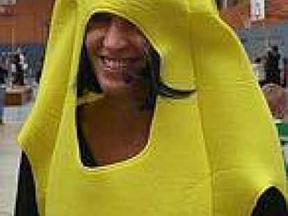 Wie in einer Goldgr&auml;bermine: In kleinen Kisten sitzend, hangelten sich die Kinder in Wahnbek an einem Seil entlang.